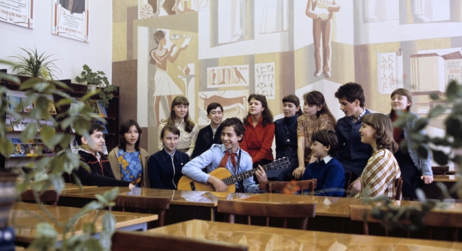 The idea of “international friendship clubs” (known as KID or “interclubs” in Russia) dates back to the Soviet era. Every school and Young Pioneer Palace had one, and their goal was to promote international and interethnic ties among the youth. Sourc